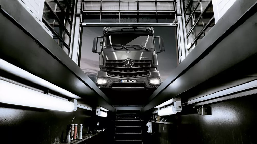 Ремонт  грузовиков Mercedes - картинка слайдера